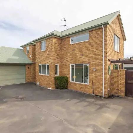 A Great Location 4 Bedrooms, Quiet And Comfort!